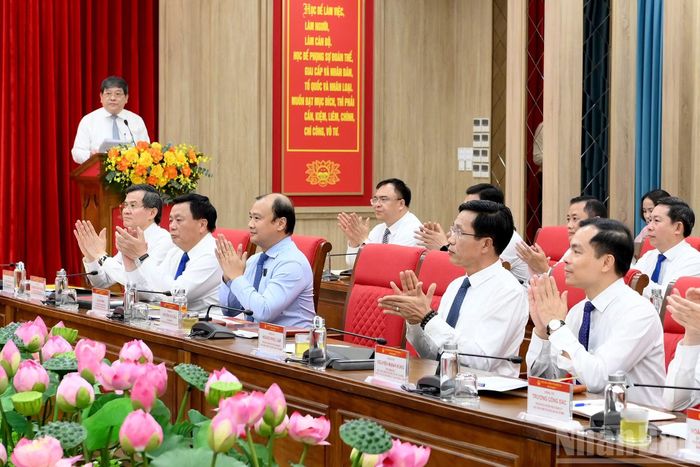 Các đồng chí lãnh đạo chủ chốt Học viện Chính trị quốc gia Hồ Chí Minh và các đại biểu tham dự cuộc làm việc.