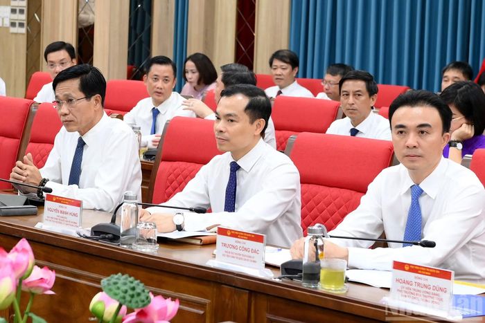 Các đại biểu tham dự cuộc làm việc.