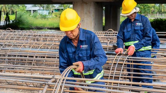 Các nhà thầu tranh thủ huy động nhân lực và máy móc thi công ở các đoạn tuyến đã có mặt bằng sạch. (Ảnh: VÕ LÊ)