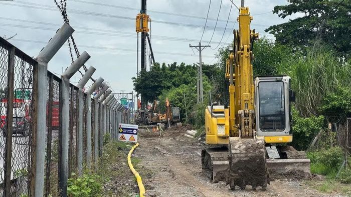 Ban Quản lý dự án đầu tư xây dựng xã Tân Nhựt, Thành phố Hồ Chí Minh xác nhận bị chồng lấn ranh thu hồi đất đã ảnh hưởng đến tiến độ đền bù, bàn giao mặt bằng. (Ảnh: VÕ LÊ)