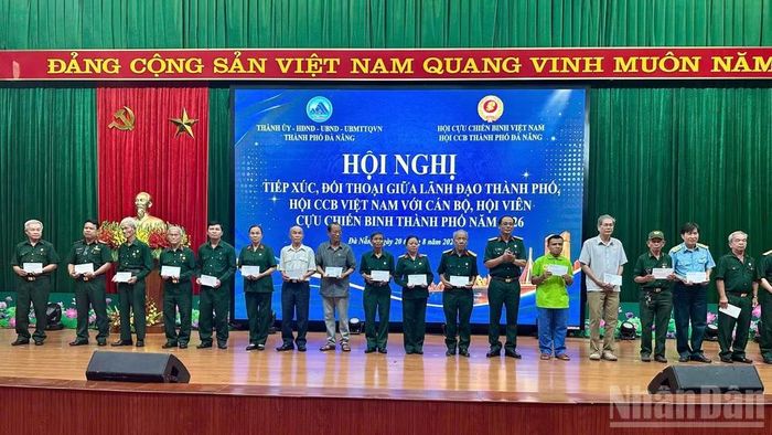 Trao suất quà cho hội viên cựu chiến binh có hoàn cảnh khó khăn trên địa bàn thành phố Đà Nẵng. (Ảnh: Thanh Tùng)