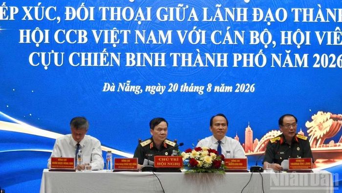 Các đồng chí chủ trì hội nghị tiếp xúc, đối thoại giữa lãnh đạo thành phố, Hội Cựu chiến binh Việt Nam với cán bộ, hội viên cựu chiến binh thành phố Đà Nẵng năm 2026. (Ảnh: Thanh Tùng)
