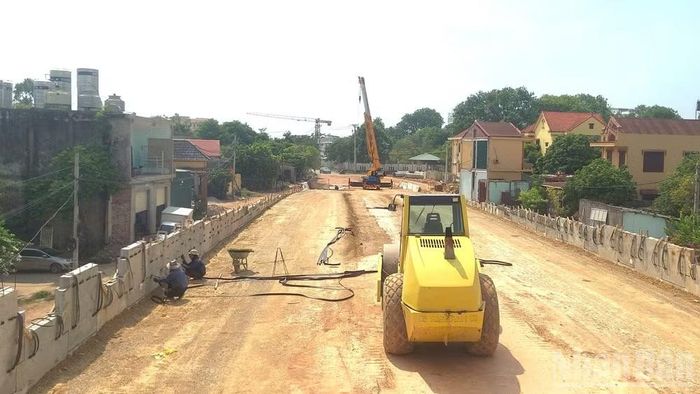 Khẩn trương thi công đường dẫn dự án cầu vượt đường sắt trung tâm thành phố Đồng Hới (cũ) để hoàn thành công trình vào tháng 9/2026 (Ảnh: HƯƠNG GIANG)