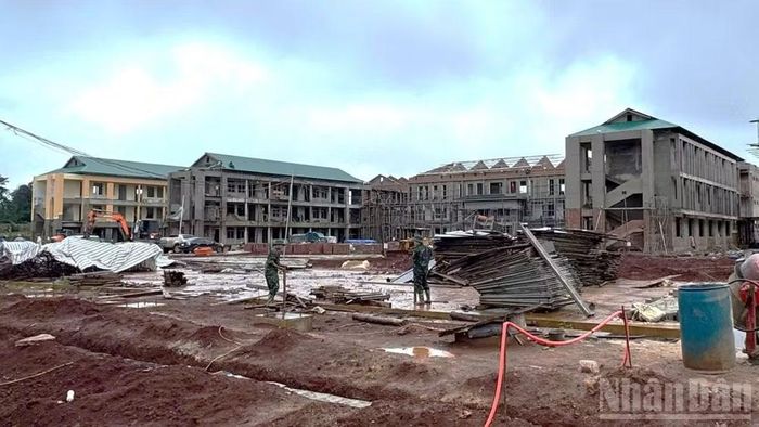 Dự án Trường nội trú liên cấp xã Hướng Phùng đang được khẩn trương hoàn thiện để kịp đưa vào sử dụng đầu năm mới (Ảnh: HƯƠNG GIANG)