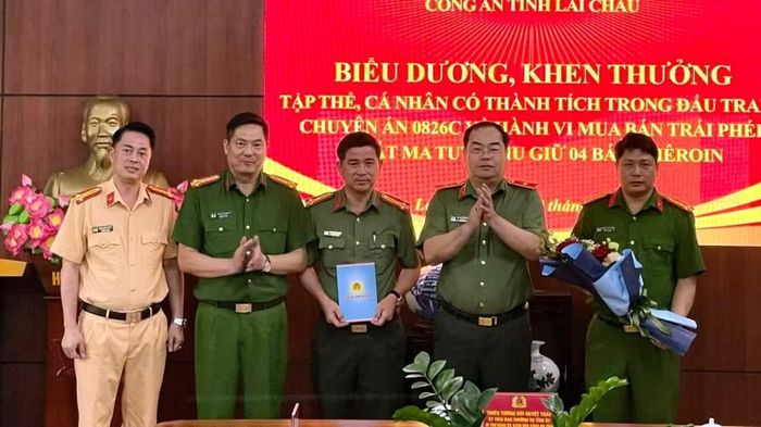 Lãnh đạo Công an tỉnh Lai Châu biểu dương, khen thưởng cho đại diện Ban Chuyên án.