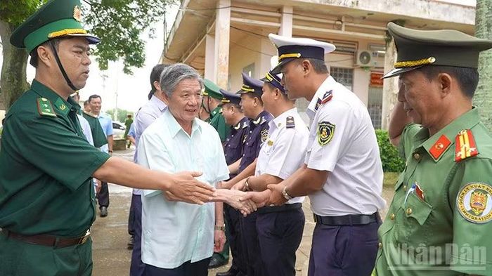 Bí thư Tỉnh ủy Đồng Tháp Ngô Chí Cường thăm hỏi, động viên cán bộ, chiến sĩ tại Cửa khẩu Quốc tế Thường Phước. (Ảnh: HỮU NGHĨA)