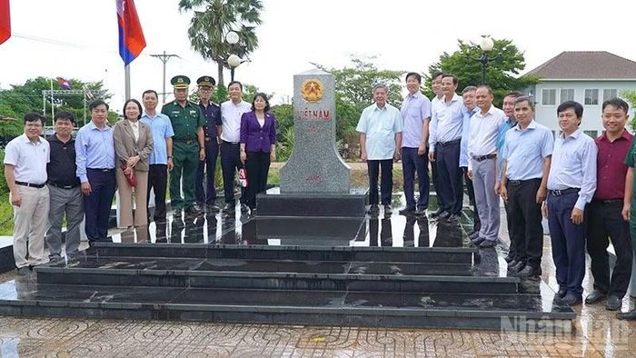Đoàn công tác Tỉnh ủy Đồng Tháp và cán bộ trên địa bàn xã Thường Phước chụp ảnh lưu niệm tại Cột mốc biên giới số 240. (Ảnh: HỮU NGHĨA)