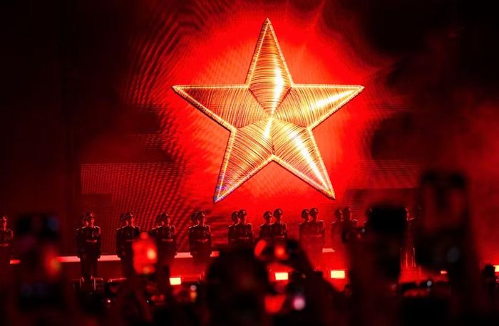 Lá cờ Tổ quốc luôn là trung tâm của chương trình. (Ảnh: THÀNH ĐẠT)