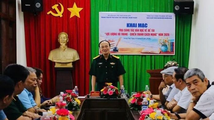 Trại sáng tác văn học về đề tài "Lực lượng vũ trang - Chiến tranh cách mạng" có sự tham dự của nhiều nhà văn, nhà thơ cựu chiến binh và các gương mặt tác giả mới. (Ảnh: Trại sáng tác cung cấp)