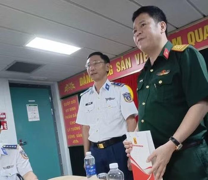 Đại tá, nhà văn Phạm Xuân Trường, Giám đốc Nhà xuất bản Quân đội nhân dân tặng quà các cán bộ, chiến sĩ lực lượng Cảnh sát biển tại chuyến đi thực tế của các thành viên trại sáng tác. (Ảnh: Trại sáng tác cung cấp)
