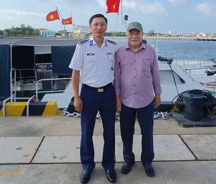 Nhà văn Châu La Việt, một gương mặt quen thuộc với những sáng tác về người lính và chiến tranh cách mạng trong chuyến đi dã ngoại thăm lực lượng Cảnh sát biển của các thành viên trại viết. (Ảnh: Trại sáng tác cung cấp)