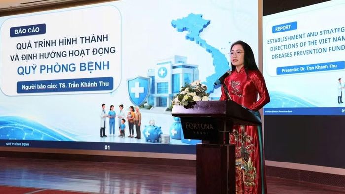  Tiến sĩ Trần Khánh Thu, Giám đốc Quỹ Phòng bệnh báo cáo quá trình hình thành và định hướng hoạt động của Quỹ Phòng bệnh. (Ảnh: LÊ HẢO) 