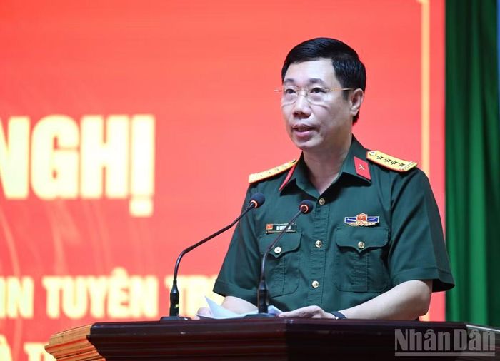 Đại tá Đỗ Duy Chinh, Phó Cục trưởng Tuyên huấn, Tổng Cục Chính trị, Quân đội nhân dân Việt Nam phát biểu tại hội nghị.