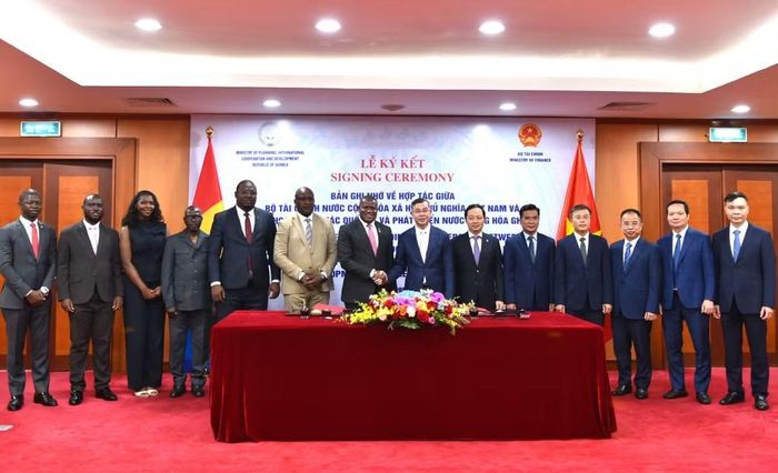 Hai Bộ trưởng cùng đại biểu hai nước tại Lễ ký Bản ghi nhớ hợp tác giữa Bộ Tài chính Việt Nam và Bộ Kế hoạch, Hợp tác quốc tế và Phát triển Cộng hòa Ghi-nê. (Ảnh: Bộ Tài chính)