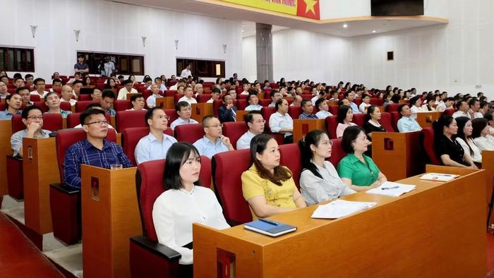 Các đại biểu nghiêm túc học tập, tiếp thu nghị quyết. (Ảnh: Ban Tuyên giáo và Dân vận Lai Châu)