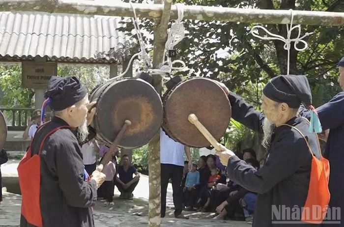 Các nghệ nhân dân gian người dân tộc La Chí thực hiện các nghi lễ tại đền thờ Hoàng Văn Thùng.
