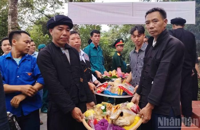 Dâng lễ tại đền thờ Hoàng Văn Thùng.