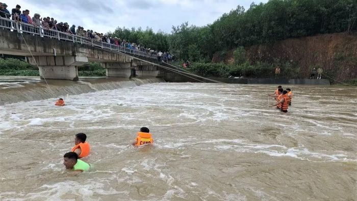 Lực lượng chức năng tìm kiếm anh H.S.V. (Ảnh: KHANG HÒA)