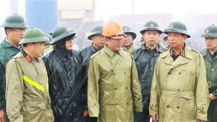 Trung tướng Hà Thọ Bình, Tư lệnh Quân khu 4 kiểm tra khu neo đậu tàu thuyền tại Cảng cá Cửa Lò, phường Cửa Lò. (Ảnh: TTH)