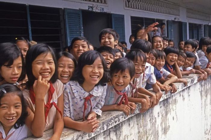 Tác phẩm "Nhóm trẻ em tại trường tiểu học ở Hà Nội, Việt Nam năm 1987" của Lily Franey. (Ảnh: Ban tổ chức cung cấp)