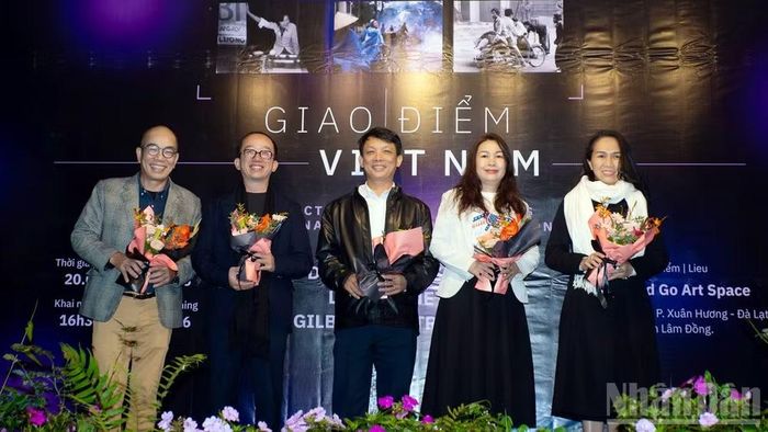 Đại diện các đơn vị tổ chức triển lãm ảnh “Giao điểm Việt Nam” tại Đà Lạt. (Ảnh: Ban tổ chức cung cấp)
