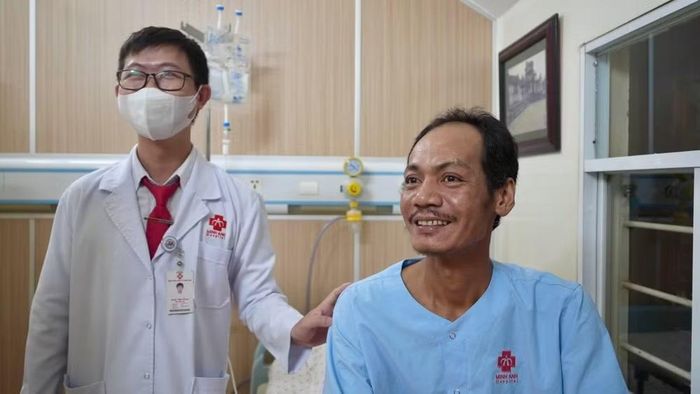 Bác sĩ Trần Tấn Đạt chia vui cùng bệnh nhân T.K sau khi hồi phục. (Ảnh: Bệnh viện cung cấp)