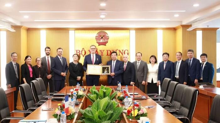 Bộ trưởng Trần Hồng Minh, Đại sứ Olivier Brochet và các đại biểu chụp ảnh lưu niệm tại lễ trao tặng. (Ảnh: Cổng thông tin điện tử Bộ Xây dựng)
