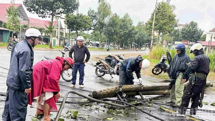 Trụ điện bị gãy đổ do mưa lớn kèm lốc tại khu vực Bảo Lộc.