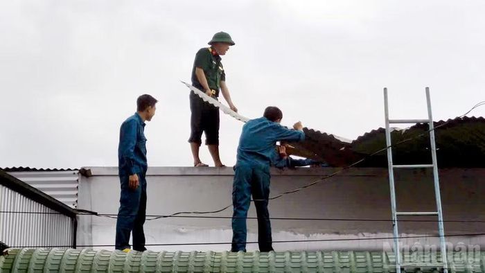 Lực lượng chức năng hỗ trợ người dân khắc phục hậu quả.