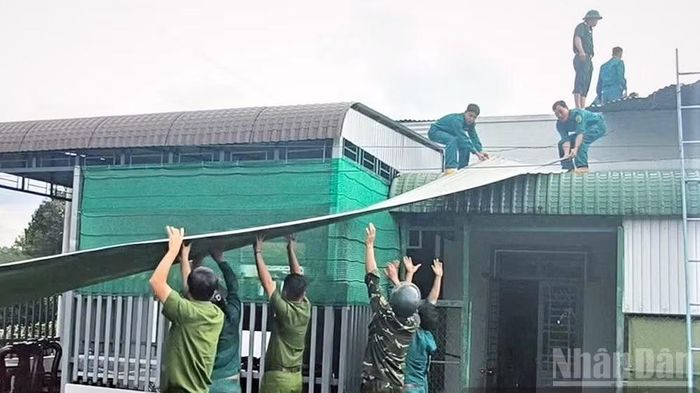 Các lực lượng tập trung hỗ trợ người dân khắc phục hậu quả thiên tai.