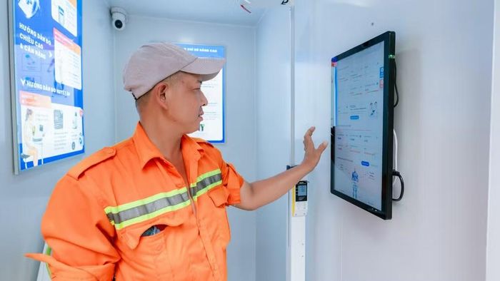 Người dân sử dụng tiện ích y tế thông minh phục vụ nhu cầu chăm sóc sức khỏe hằng ngày. (Ảnh: H. Khánh)