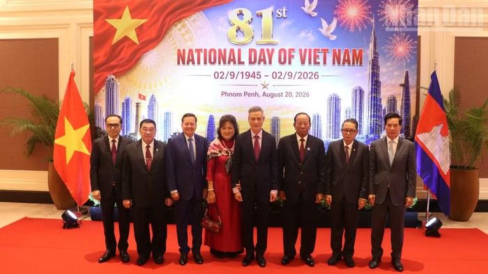 Đại sứ Nguyễn Minh Vũ cùng phu nhân chụp ảnh lưu niệm với các khách mời tại sự kiện. (Ảnh: HUY VŨ)