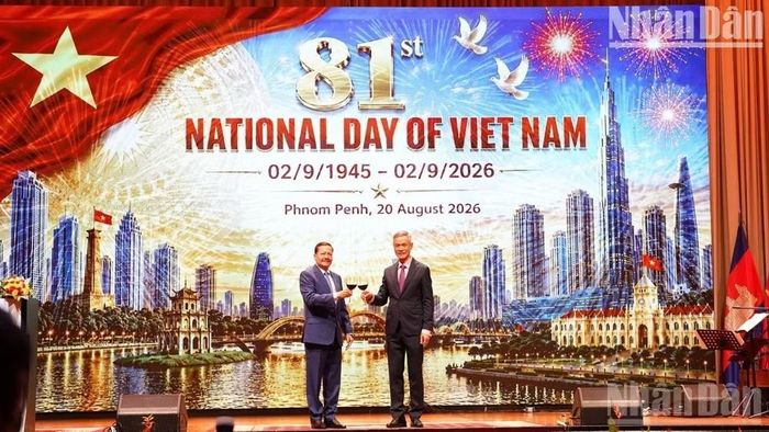 Phó Thủ tướng Thứ nhất Neth Savoeun và Đại sứ Nguyễn Minh Vũ cụng ly chúc mừng kỷ niệm 81 năm Quốc khánh Việt Nam. (Ảnh: ĐINH TRƯỜNG)