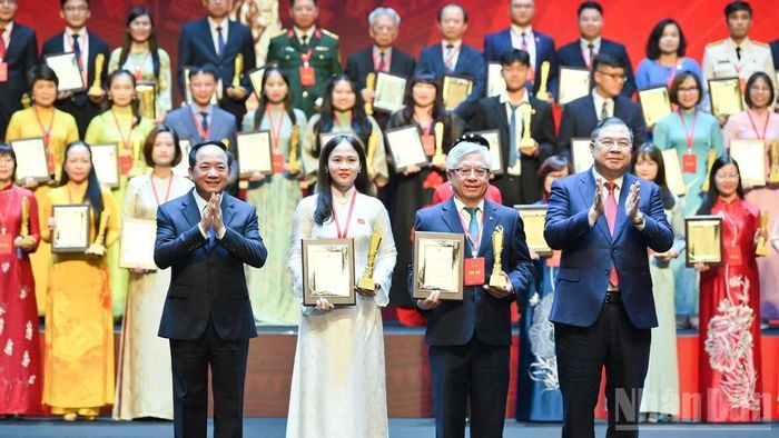 Đồng chí Trịnh Văn Quyết, Ủy viên Bộ Chính trị, Bí thư Trung ương Đảng, Trưởng Ban Tuyên giáo Trung ương, Phó Trưởng Ban Thường trực Ban Chỉ đạo 35 Trung ương và đồng chí Phạm Gia Túc, Ủy viên Bộ Chính trị, Phó Bí thư Thường trực Đảng ủy, Phó Thủ tướng Thường trực Chính phủ, Trưởng Ban Chỉ đạo 35 Đảng ủy Chính phủ, Trưởng Ban Chỉ đạo Cuộc thi trao Giải Đặc biệt của Cuộc thi. (Ảnh: Thế Đại)
