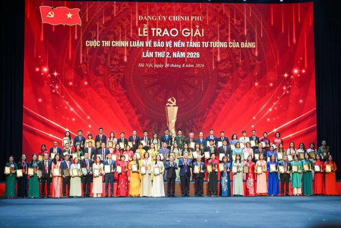 Đồng chí Trịnh Văn Quyết và đồng chí Phạm Gia Túc cùng đại diện tập thể, cá nhân đoạt giải tại Lễ trao giải. (Ảnh: Thế Đại)