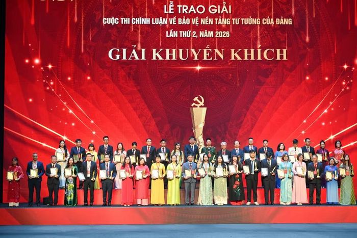 Các tác giả và nhóm tác giả đoạt giải Chuyên đề và giải Khuyến khích. (Ảnh: Thế Đại)