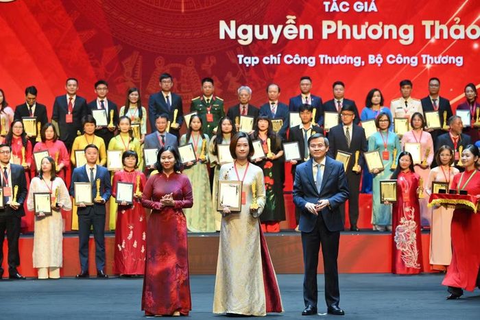 Đồng chí Đoàn Minh Huấn, Ủy viên Bộ Chính trị, Giám đốc Học viện Chính trị quốc gia Hồ Chí Minh, Phó Trưởng Ban Chỉ đạo 35 Trung ương và đồng chí Nguyễn Thị Tuyến, Ủy viên Ban Chấp hành Trung ương Đảng, Phó Bí thư Đảng ủy Chính phủ trao giải A cho các tác giả, nhóm tác giả đoạt giải. (Ảnh: Thế Đại)
