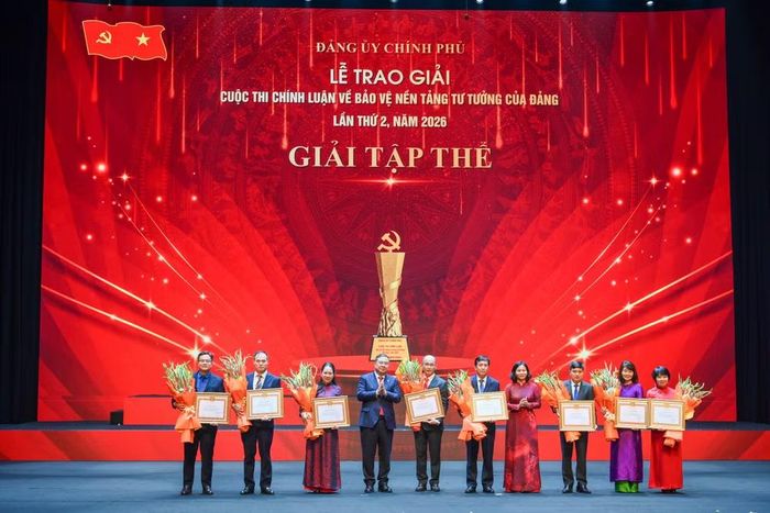 Đồng chí Phạm Gia Túc và đồng chí Nguyễn Thị Tuyến trao Bằng khen của Ban Thường vụ Đảng ủy Chính phủ và tặng hoa cho các tập thể đã có thành tích xuất sắc trong tổ chức và triển khai Cuộc thi. (Ảnh: Thế Đại)