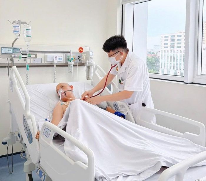 Chỉ huy Khoa Đột qụy, Bệnh viện Quân y 103 thăm khám người bệnh sau can thiệp mạch. Ảnh: THẾ HÀ