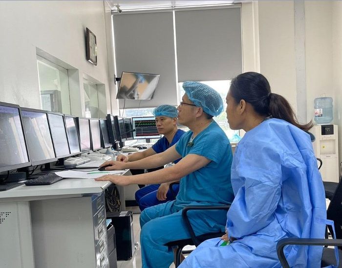 Chỉ huy Khoa Đột quỵ, Bệnh viện Quân y 103 thông tin đến người nhà bệnh nhân trước can thiệp điều trị bệnh lý phình động mạch não. Ảnh: THẾ HÀ