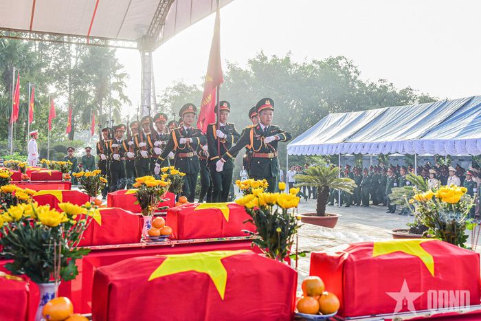 Lễ viếng, truy điệu, an táng 29 hài cốt liệt sĩ tại Nghĩa trang Liệt sĩ Bình Phước. Ảnh: LÊ TIẾN BIN