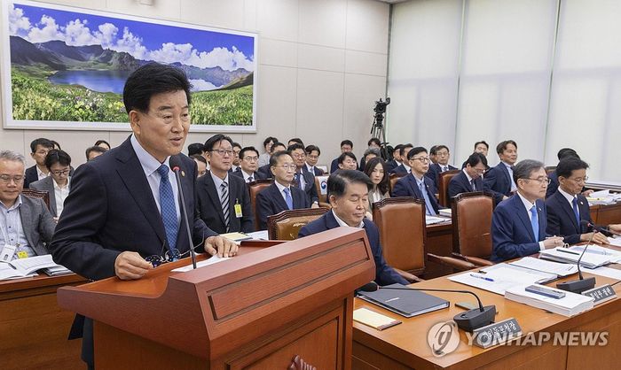 Bộ trưởng Thống nhất Chung Dong-young phát biểu trước Ủy ban Đối ngoại và Thống nhất của Quốc hội Hàn Quốc ngày 19-8. Ảnh: Yonhap