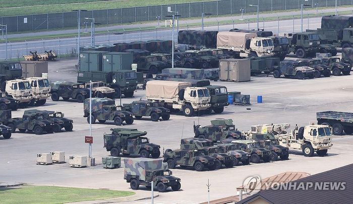 Xe quân sự tại căn cứ Humphreys của Mỹ ở Pyeongtaek, cách thủ đô Seoul khoảng 53km về phía Nam, ngày 18-8-2026. Ảnh: Yonhap