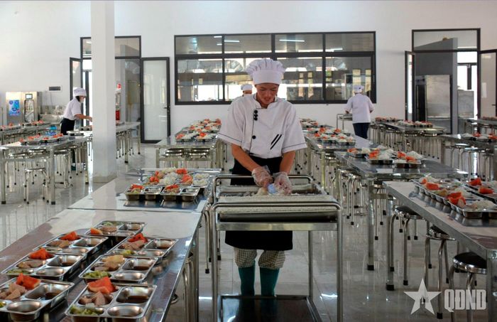  Khu bếp ăn, nơi chăm lo bữa ăn cho học sinh Trường Phổ thông nội trú liên cấp Tiểu học và THCS Si Pa Phìn (xã Si Pa Phìn, tỉnh Điện Biên).