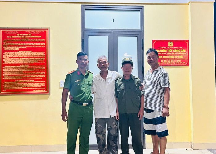 Cựu chiến binh Nguyễn Ngọc Long (áo sơ mi trắng) được Công an phường Đồng Hới (tỉnh Quảng Trị) hỗ trợ liên hệ với gia đình và thực hiện các biện pháp cần thiết để ông trở về đoàn tụ cùng người thân. Ảnh: congan.quangtri.gov.vn