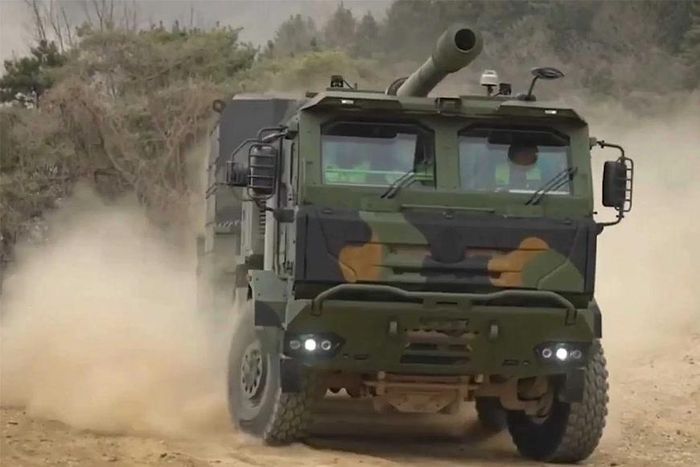 K9MH là pháo tự hành 155mm, bánh lốp 8x8, kết hợp khung gầm Tatra với tháp pháo tự động có nguồn gốc từ K9A2. Ảnh: Hanwha Defense USA
