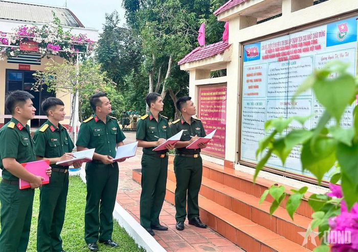 Tuyên truyền Chỉ thị 76 thông qua hệ thống bảng tin, pa nô, áp phích ở Sư đoàn 324.