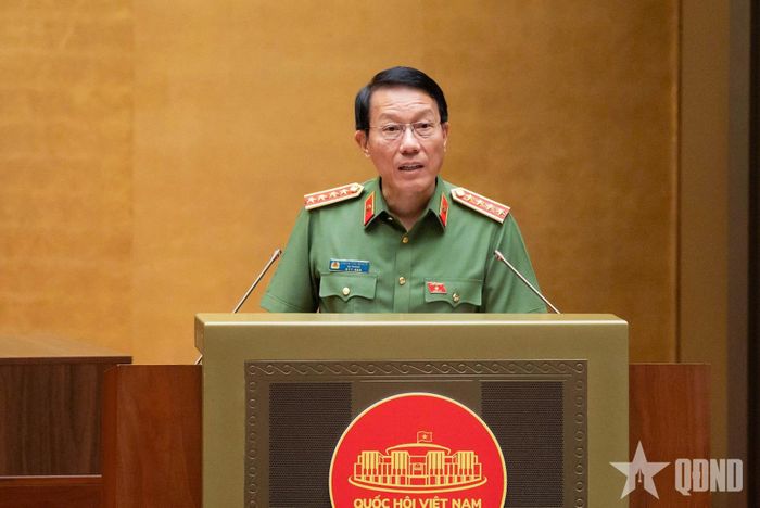 Đại tướng Lương Tam Quang, Ủy viên Bộ Chính trị, Bộ trưởng Bộ Công an báo cáo tại Quốc hội. Ảnh: TRỌNG HẢI