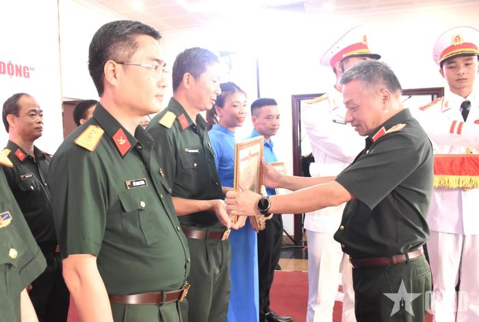  Thượng tướng Lê Quang Minh trao Bằng khen tặng các cá nhân đạt giải Xuất sắc, Nhất, Nhì. 