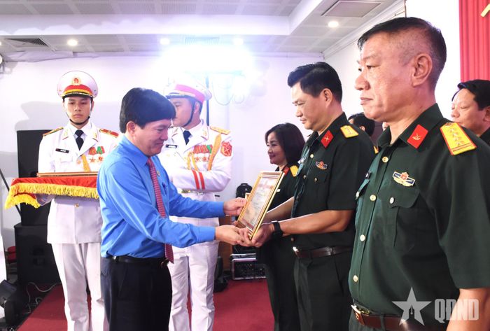  Đồng chí Nguyễn Xuân Hùng trao Bằng khen tặng các tập thể, cá nhân có thành tích tiêu biểu trong phục vụ Cuộc thi. 